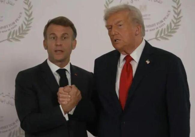 特朗普马克龙上演26秒握手