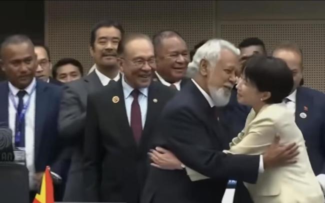 学者：高市早苗APEC再现外交名场面