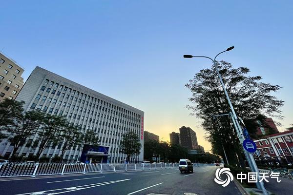 北京：今天晴热 高温天气持续 紫外线很强 注意防晒补水呦~