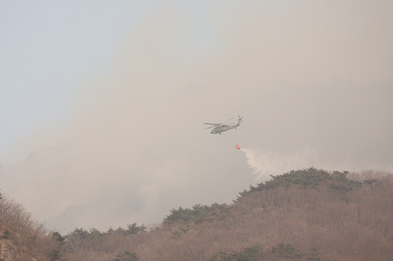 大型山火持续扩散 韩国庆尚北道已有9人死亡