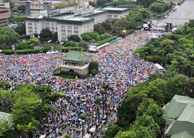 国民党号召426上凯道游行,景福门空拍画面超震撼。.jpg 国民党号召426上凯道游行,景福门空拍画面超震撼。.jpg