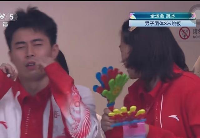 全运会跳水选手走板失误险撞池壁