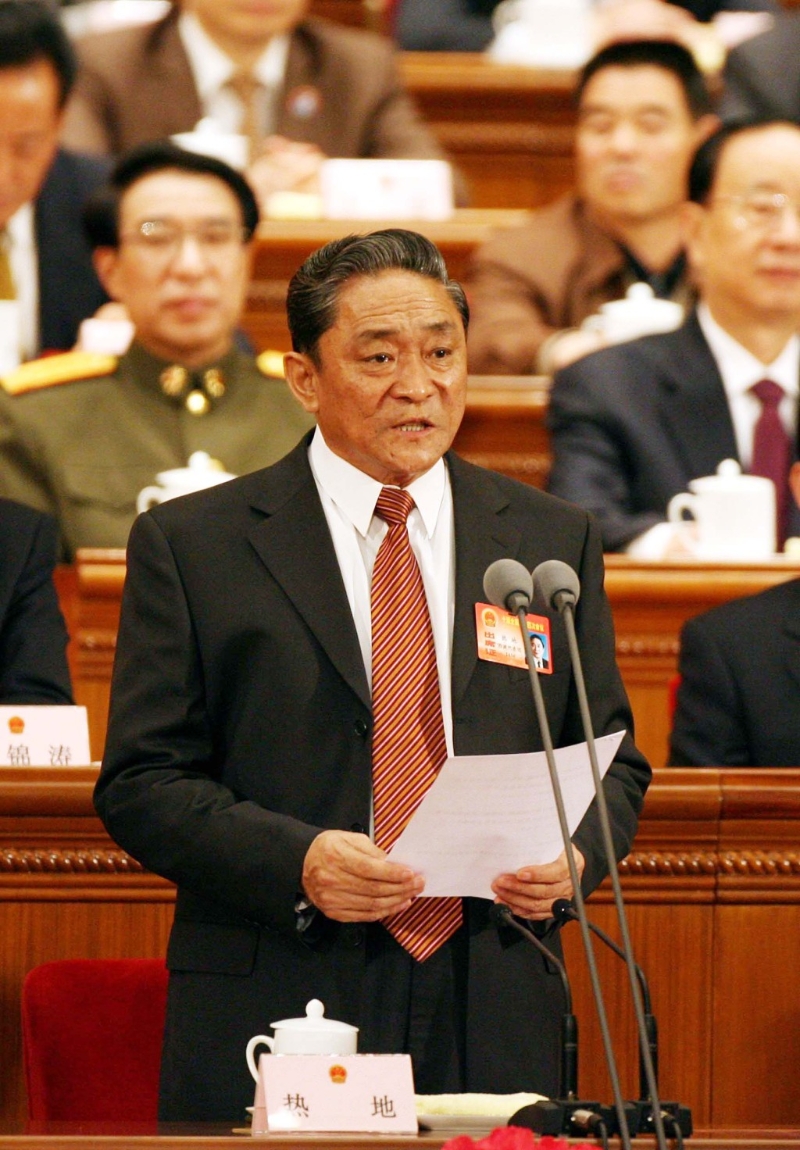 2006年，热地主持十届全国人大四次会议第三次大会。