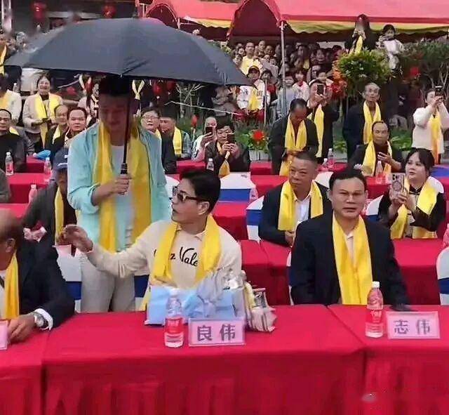 吕良伟回到老家陆川的祠堂祭祖