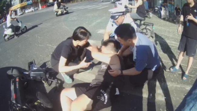 十字路口男子病发栽倒 警民联手成功救援