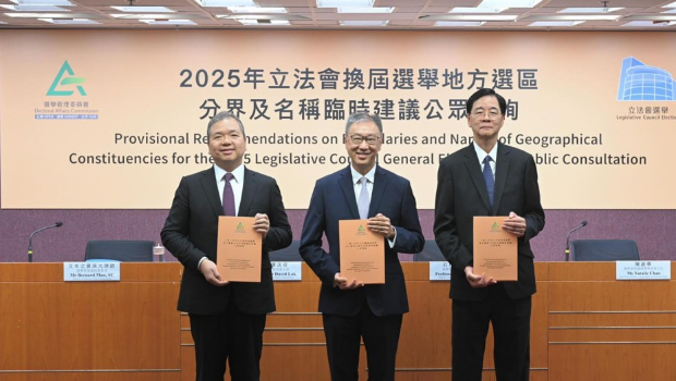 选举管理委员会主席陆启康(中)早前去信全港中六学生。政制及内地事务局FB 选举管理委员会主席陆启康(中)早前去信全港中六学生。政制及内地事务局FB
