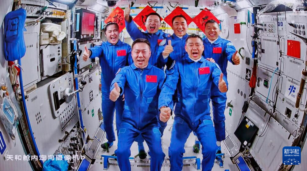 4月25日在北京航天飞行控制中心拍摄的神舟二十号航天员乘组和神舟十九号航天员乘组“全家福”。新华社记者 金立旺 摄