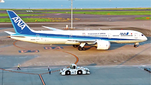 全日空一班从东京飞往休斯顿的NH174航班在飞越太平洋时，一名乘客试图打开紧急出口，客机被迫改道在西雅图紧急降落。 Kwok Ho Eddie Wong图片