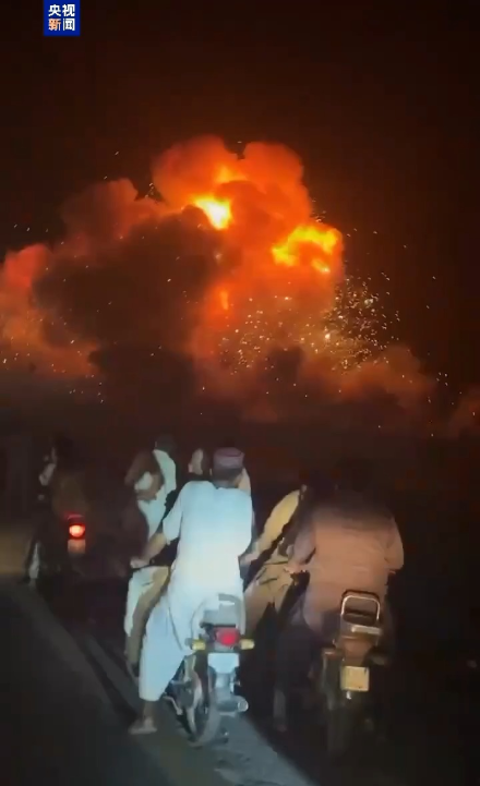 印向巴发射导弹 巴击落印战机 一夜间印巴大打出手