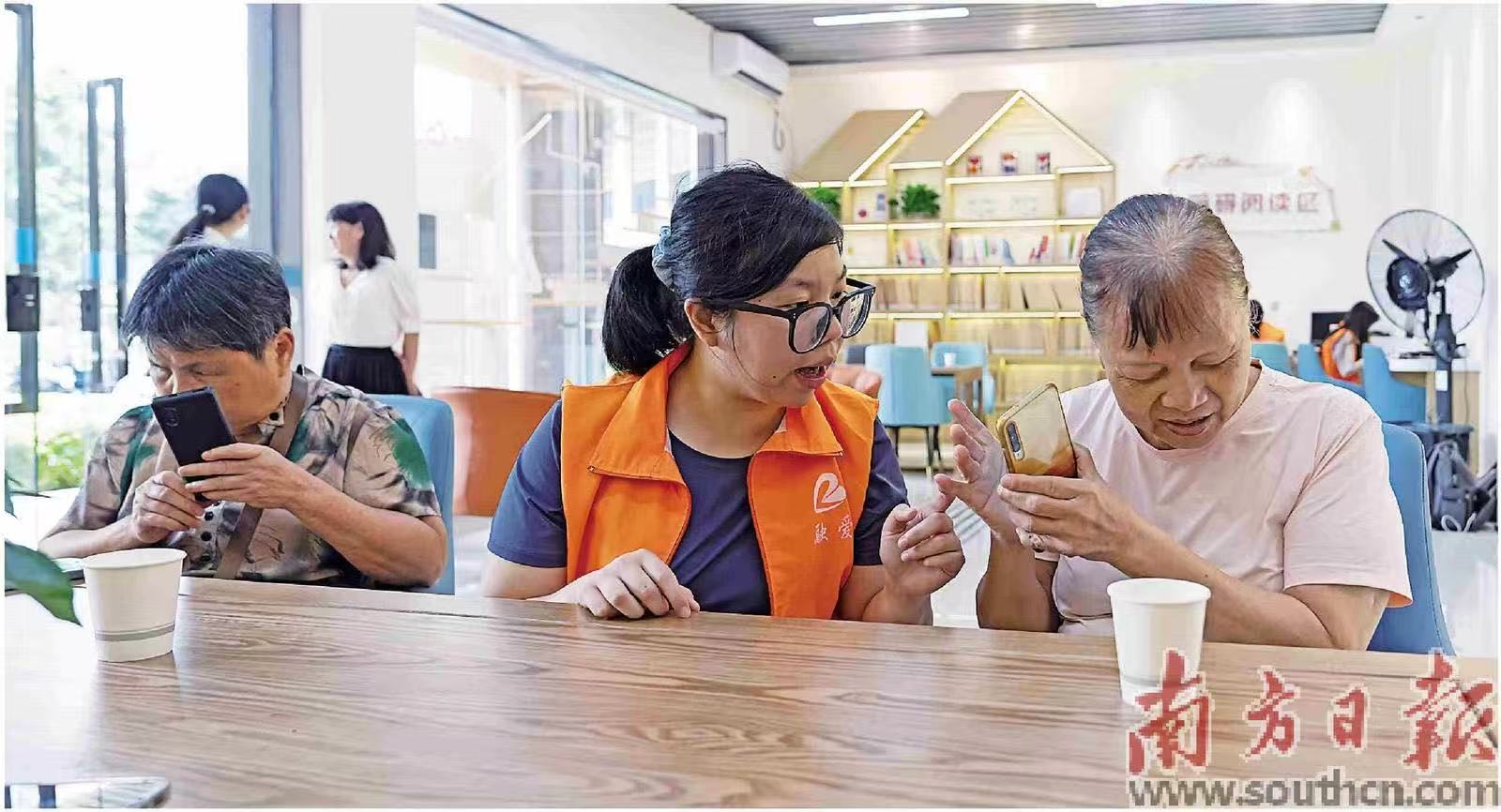 在和光阅读馆,视障人士在社工的指导下学习用手机。南方日报记者 张冠军 摄