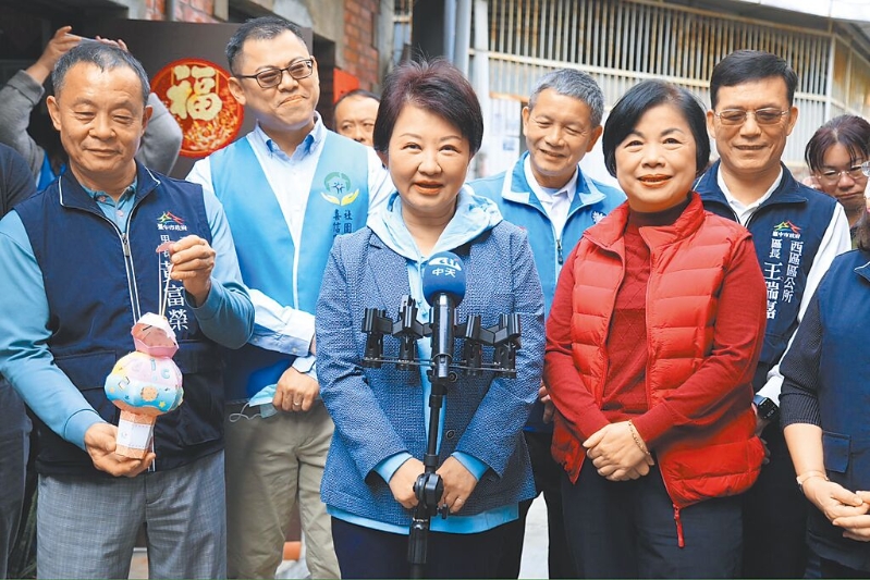 台中市市长卢秀燕（中）。
