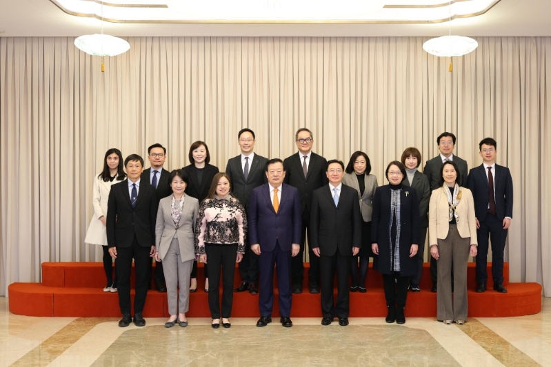 罗淑佩(前排左三)向中央港澳工作办公室主任、国务院港澳事务办公室主任夏宝龙(前排中)汇报文化体育及旅游局过去四个月的重点工作和未来的工作计划。政府新闻处图片 罗淑佩(前排左三)向中央港澳工作办公室主任、国务院港澳事务办公室主任夏宝龙(前排中)汇报文化体育及旅游局过去四个月的重点工作和未来的工作计划。政府新闻处图片