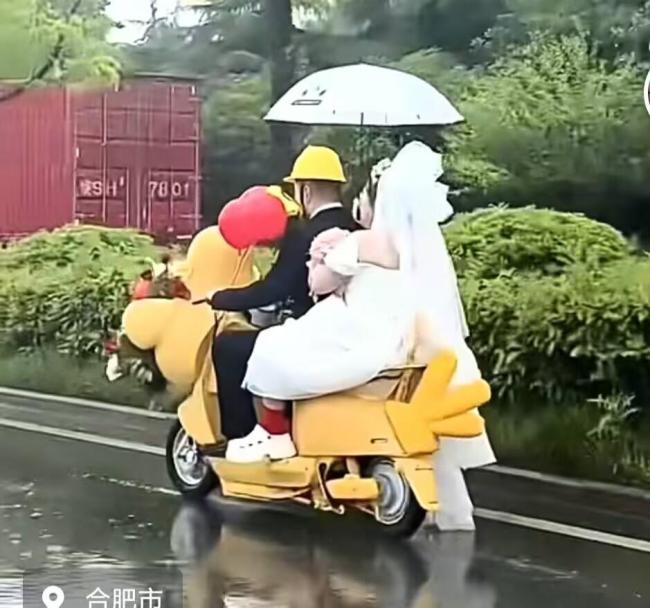 新人雨中骑“鸡动车”去结婚