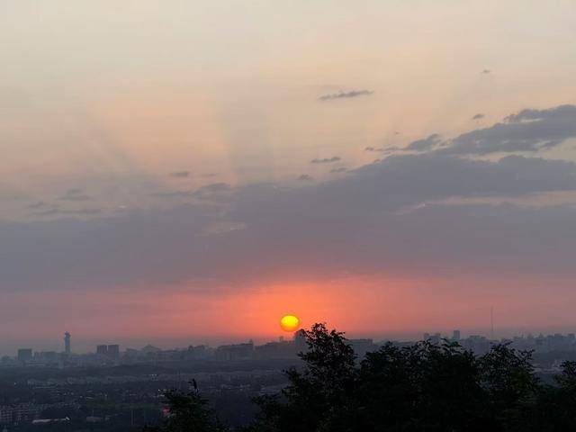白露节气撞上金色朝霞