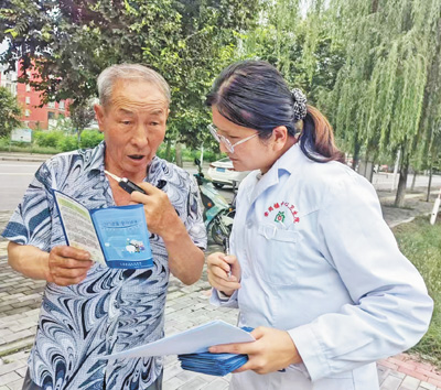 服务群众,她饱含耐心与爱心(报效祖国 建功西部)