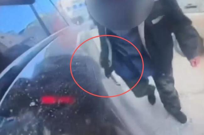 男子划伤他人新车哨兵模式拍下全程