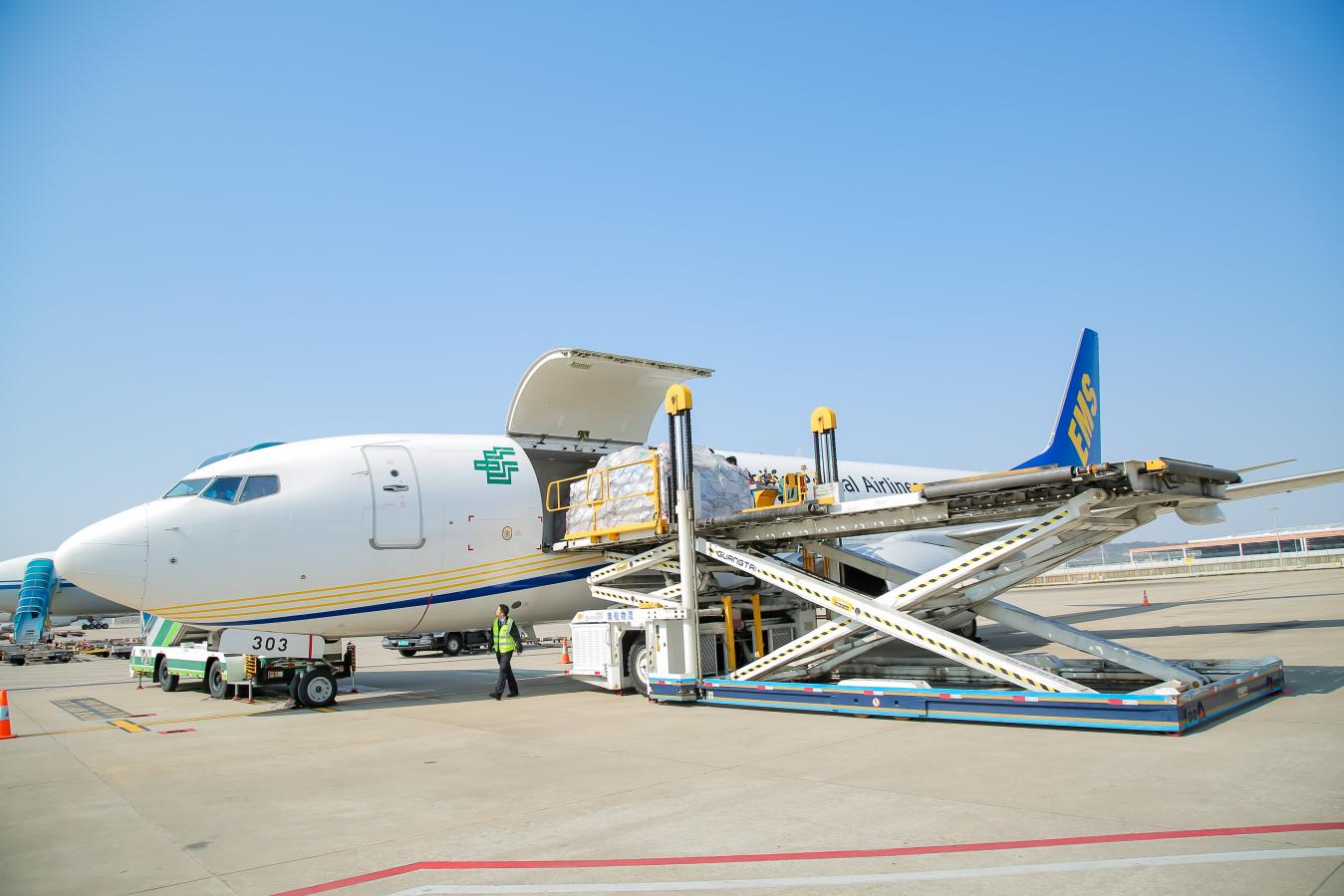 华南邮政航空（国际）枢纽中心开始投产试运行。通讯员供图