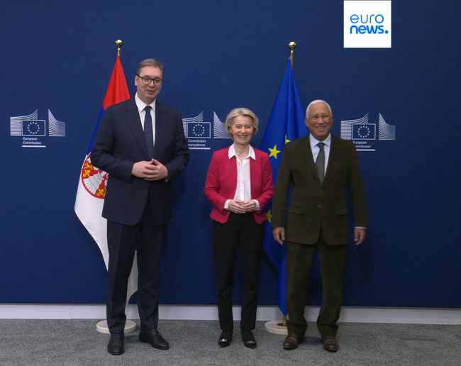 武契奇与冯德莱恩低语被意外录下