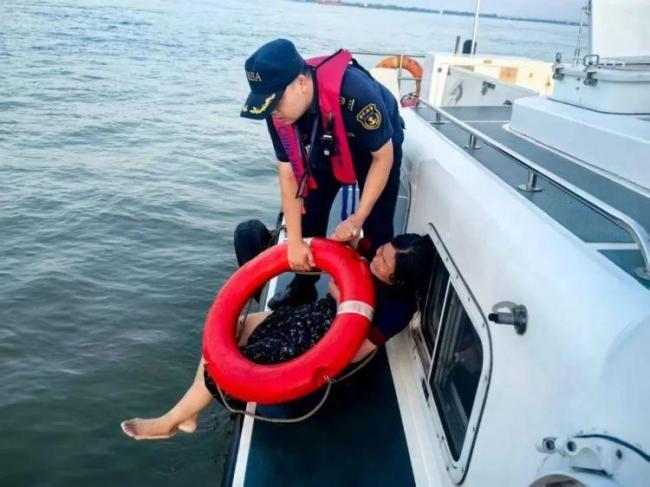 60岁女子在长江漂流5小时！被过路船只发现救起
