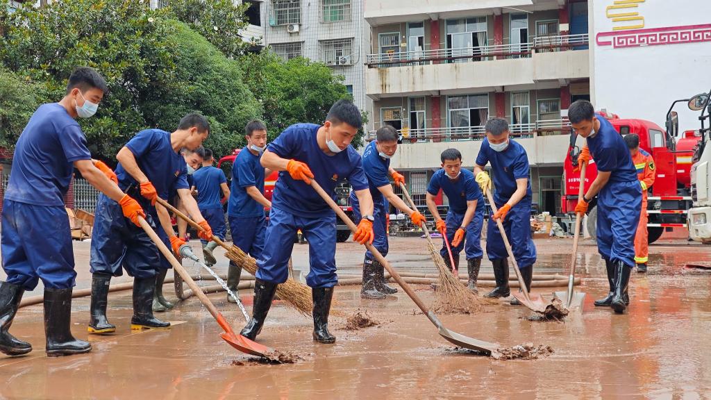 6月21日，国家消防救援局湖南机动队伍消防员在桑植县澧源镇第一小学进行清淤作业。（国家消防救援局湖南机动队伍供图）