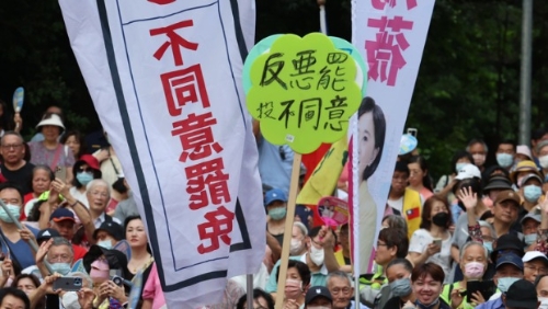 图为北北基“反恶罢团结大会”6月21日在台北荣星花园举行，参与民众挥舞标语并高呼口号，表达反对恶罢的立场。