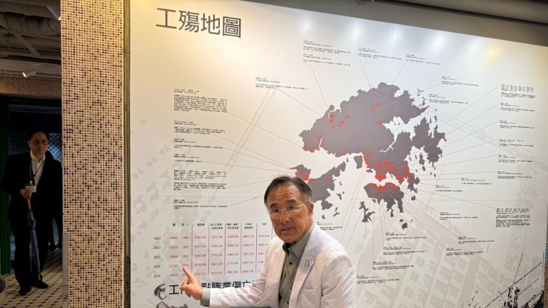 田北辰参观工权会相片展感痛心 田北辰参观工权会相片展感痛心