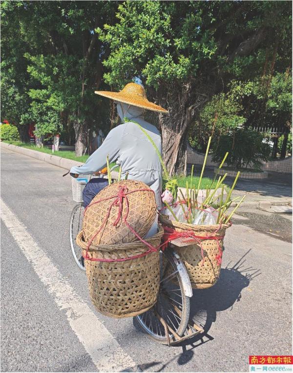 杜梓妍骑车去摆摊。