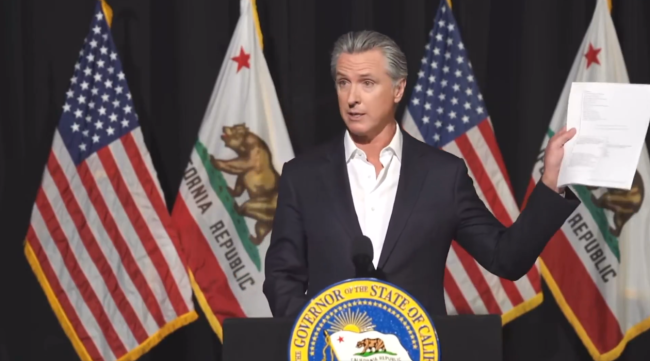 加州州长手持法律文件警告美政府：若执意“派兵”旧金山，将在“一纳秒内”起诉
