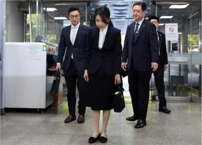 金建希承认收过统一教的香奈儿包