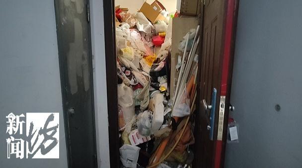 老人花4500租房囤废品3套房堆满30吨