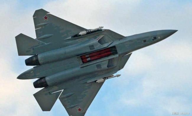 苏57内置弹仓曝光 战机垂直飞入云霄