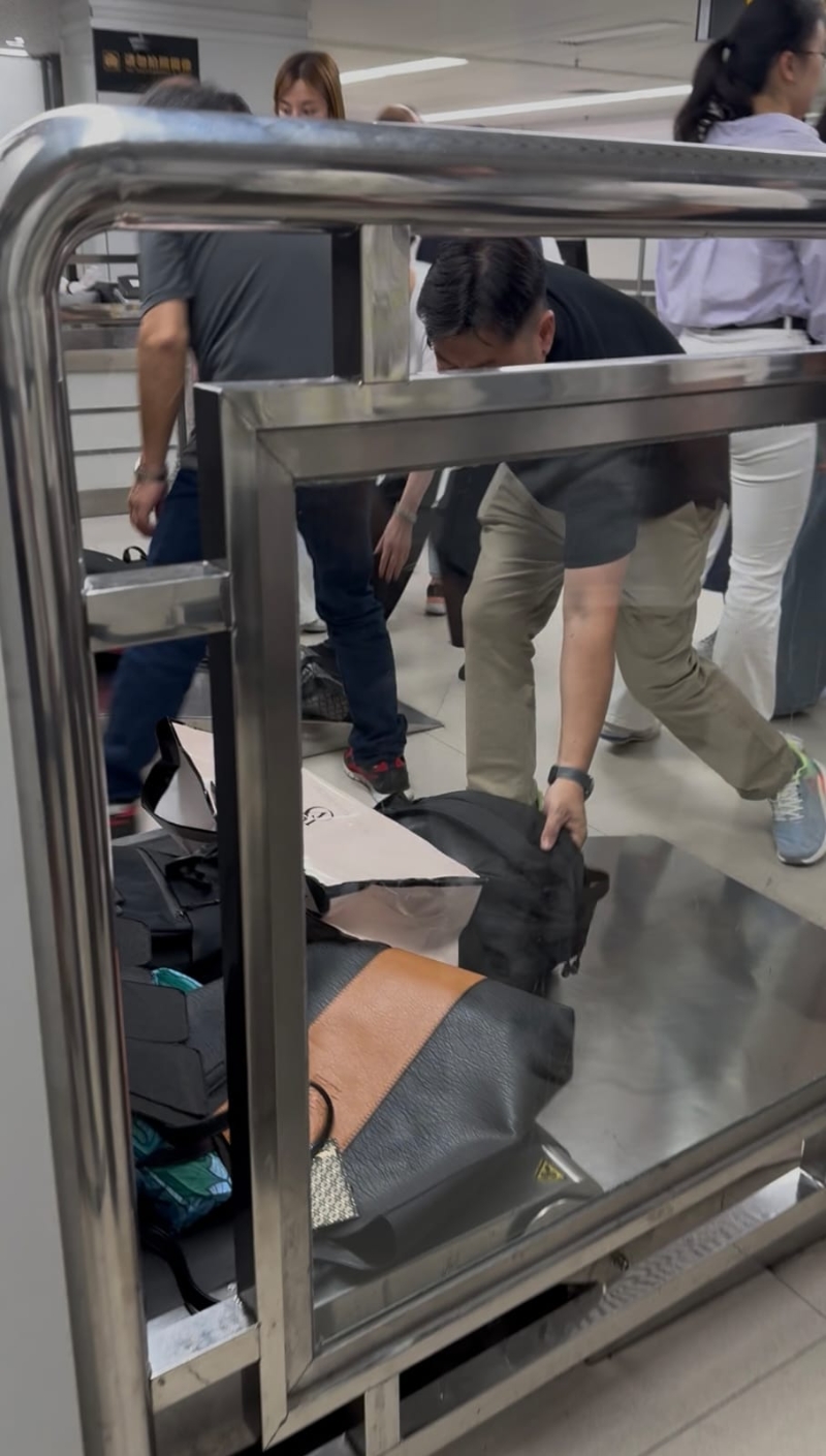 X光机旁设有护栏,让领取行李的空间更狭窄。 X光机旁设有护栏,让领取行李的空间更狭窄。