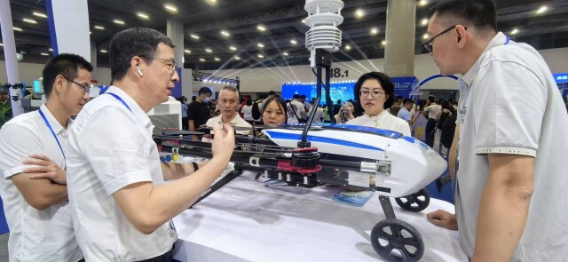 广州市气象局向参展嘉宾推介低空飞行气象保障装备成果 。