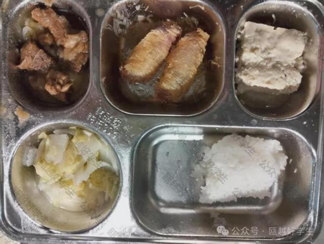 学生吐槽食堂新碗脏 学校回应