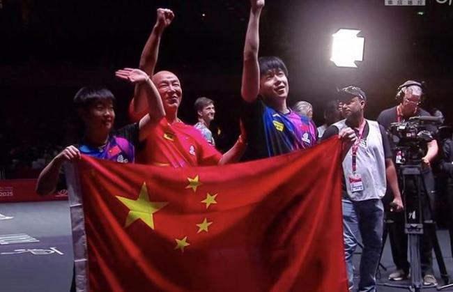 莎头组合举国旗庆祝夺冠