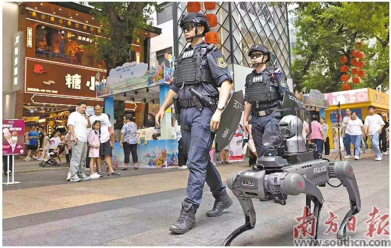 十五运会前夕，公安机关在旅游景点、机场车站等重要地点针对性加强警力部署。南方日报记者 梁钜聪 摄