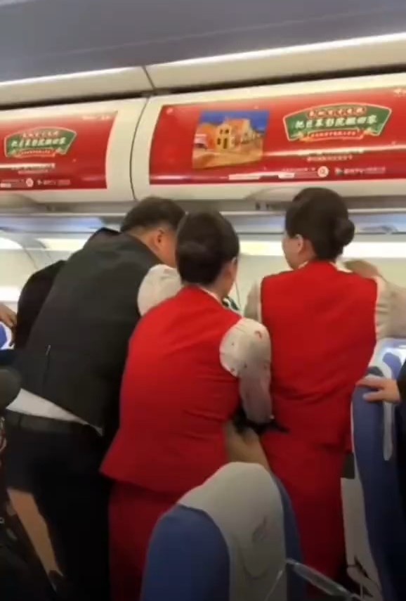 空姐及空少不断调停。微博@我和空姐的日常 空姐及空少不断调停。微博@我和空姐的日常
