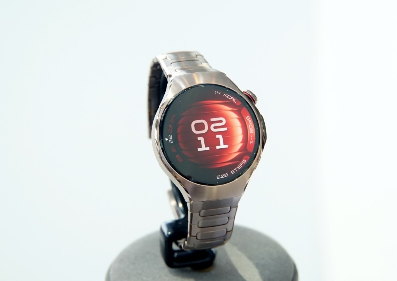 HUAWEI WATCH 5 46mm钛空银版本用上钛金属表壳及钛合金表。