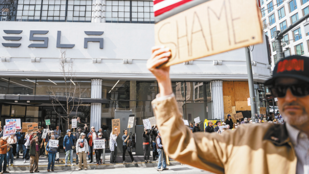 图为三藩市民众今年3月15日在特斯拉经销店外聚集抗议。