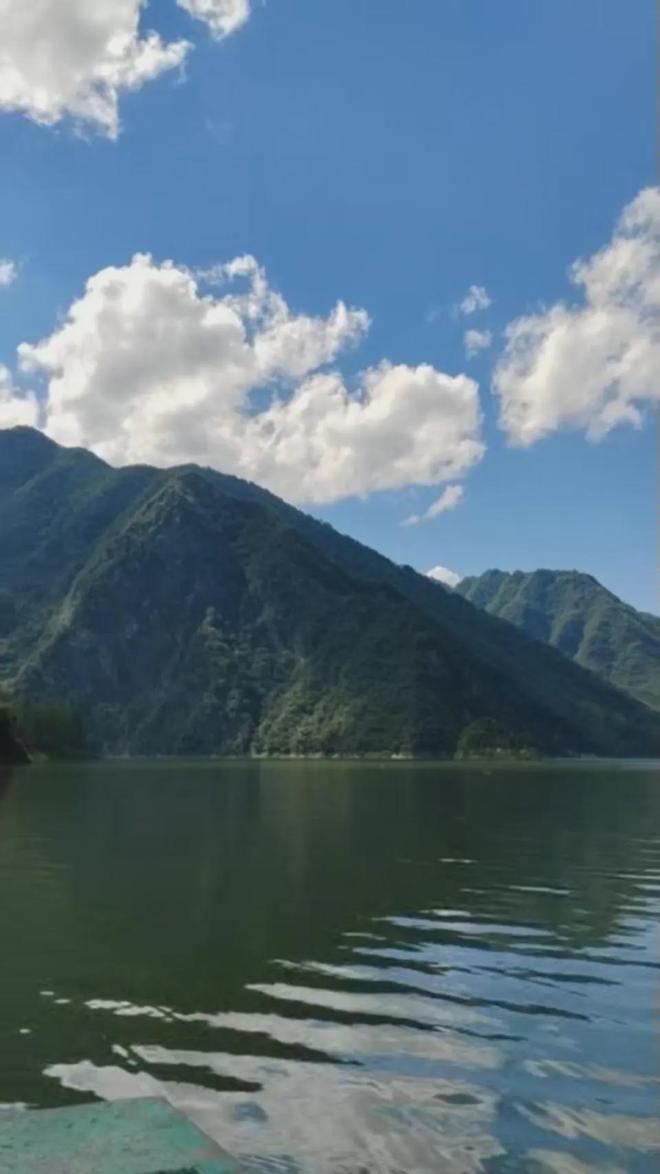 湖北一身家数千万元老板乘快艇到水库钓鱼落水失踪，搜寻14天仍未找到，当地公安：已展开调查