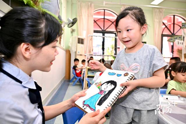 上课前，学生集体起立向老师问好。卢子衡摄