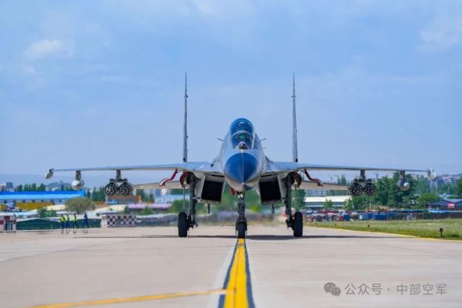 引擎轰鸣，铁翼破空