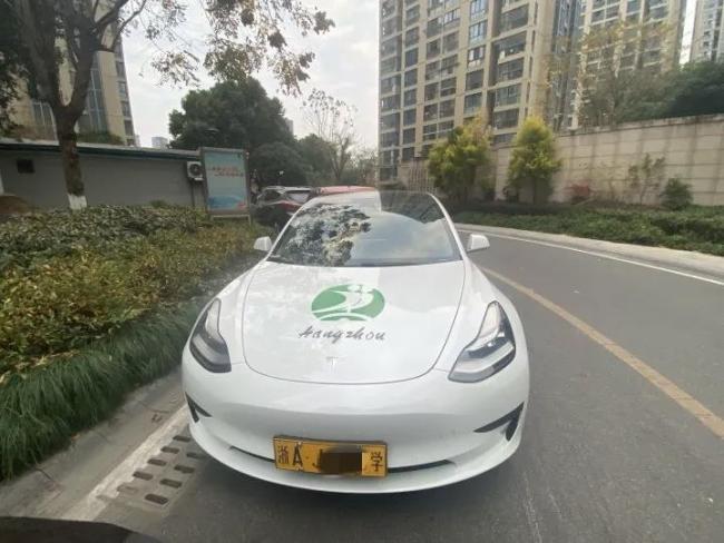 特斯拉教练车现身杭州 学费五千多
