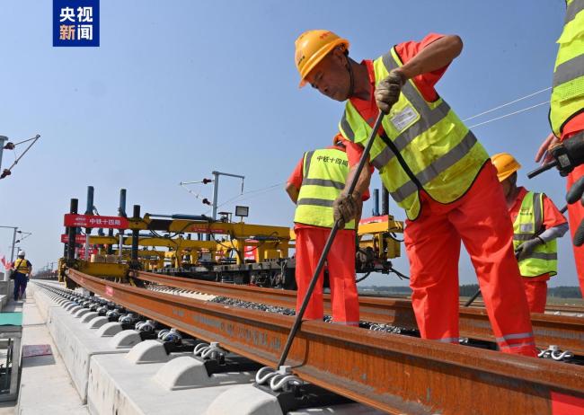 鲁冀两地同步启动 雄商高铁全线正式进入铺轨阶段