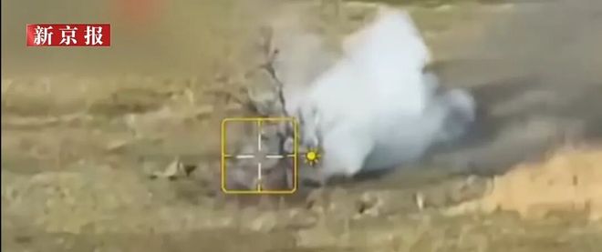 俄士兵连遭乌军7架无人机袭击奇迹生还，视频曝光：用树当掩体，爆炸中倒地起身继续前进