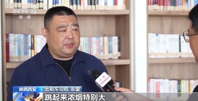 车祸现场4人被困 的哥乘客联手施救