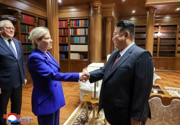 金正恩会见率团访朝的俄文化部长。朝中社