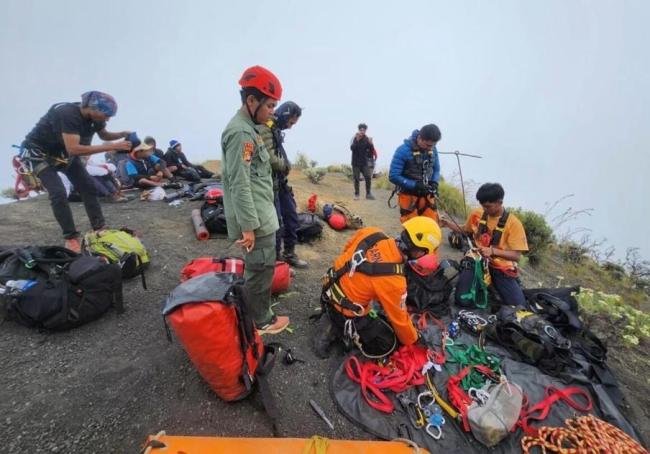 掉进印尼火山女游客已死亡