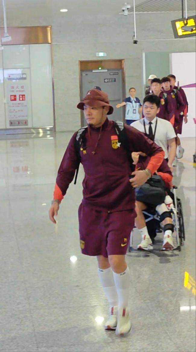 中国男足抵达重庆