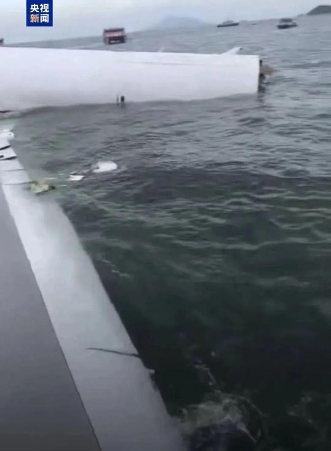 香港机场一货机冲出跑道坠海